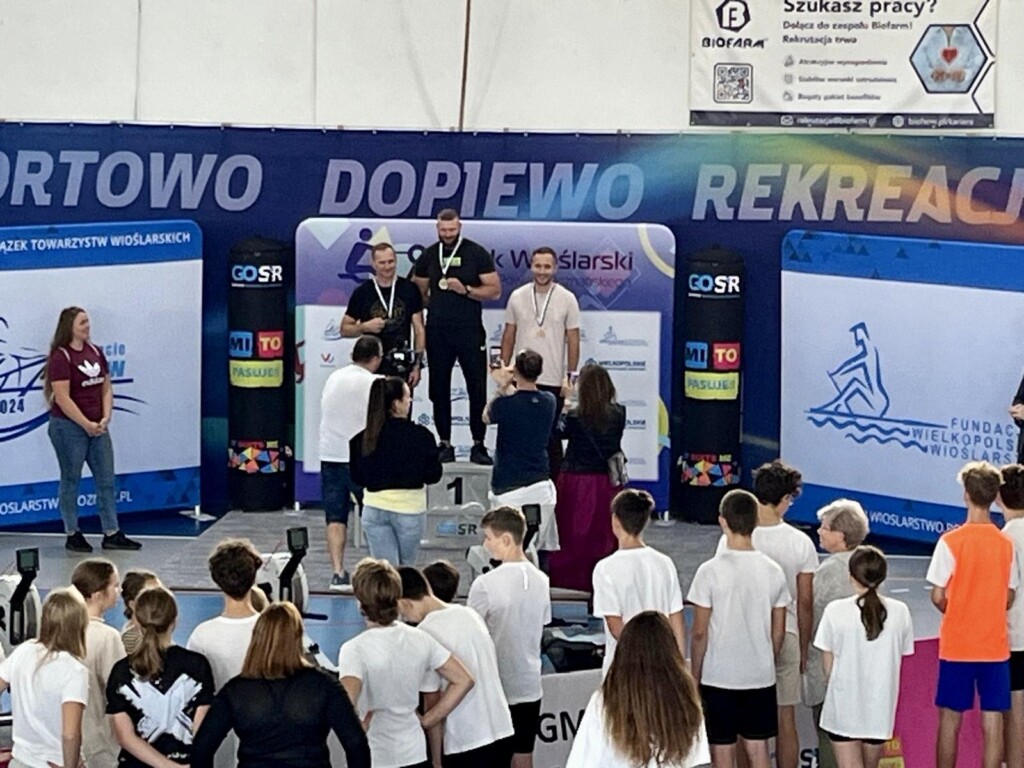 Nauczyciele na podium z medalami.